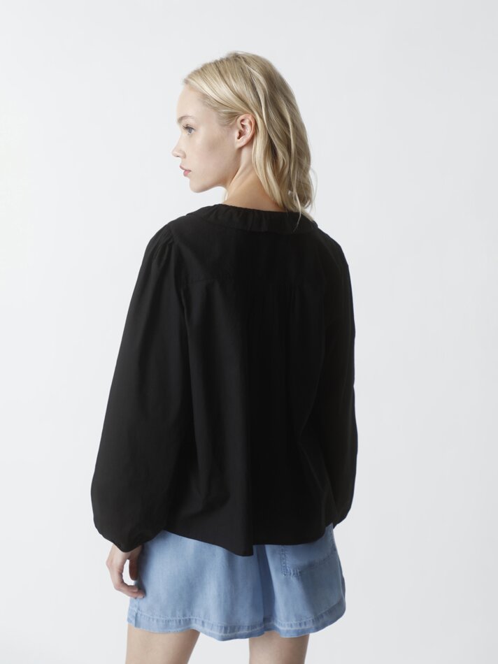 Camisa com bordado suíço e detalhe de babado - Preta