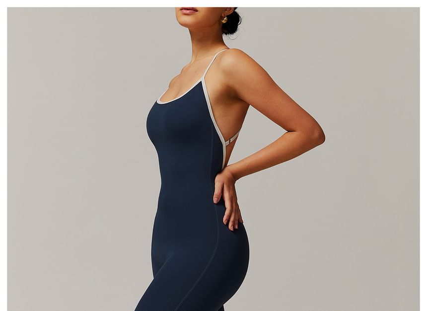 Skinniano - Spaghettibandjes, contrasterende afwerking en open rug, bootcut sportjumpsuit