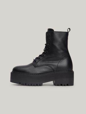 Botas de cano curto com cadarço e travas em couro