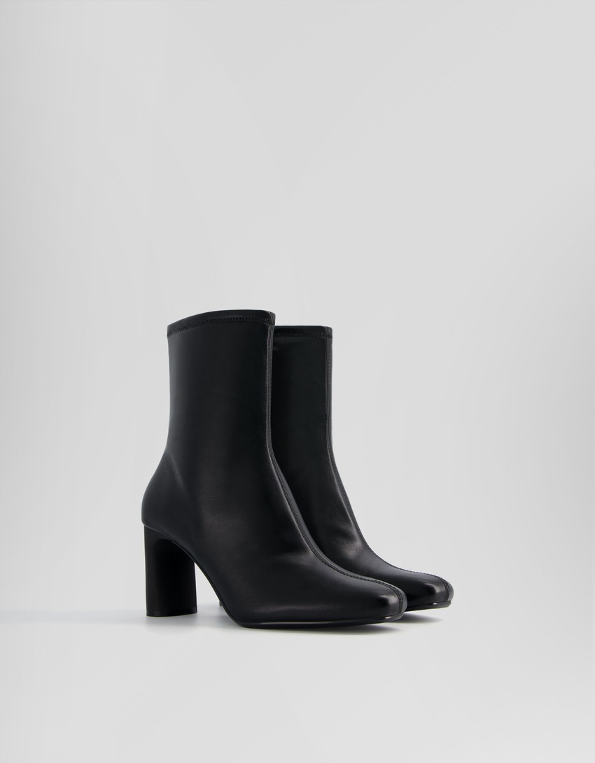 Botas de cano curto com salto médio ajustado