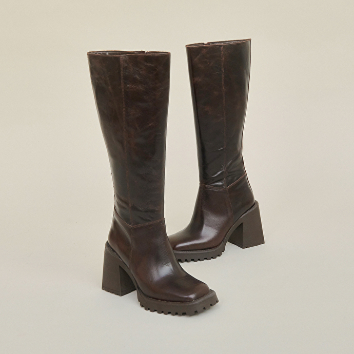 Bottes hautes à semelles crantées et bouts carrés  en cuir marron