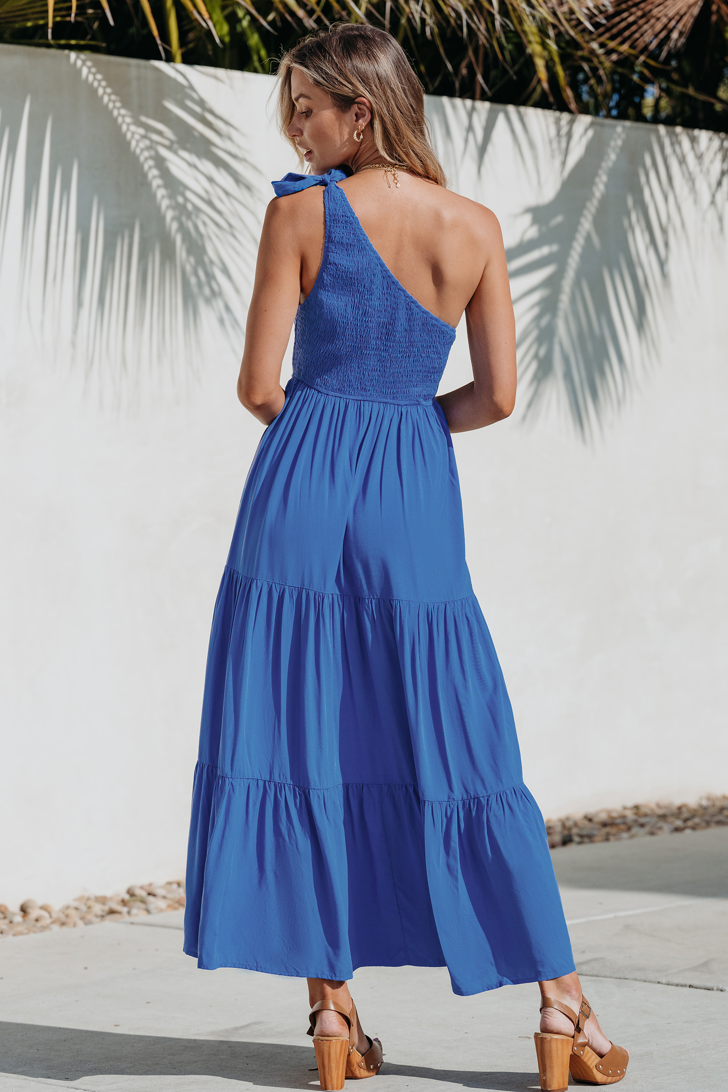 Robe maxi à une épaule avec corsage à smocks