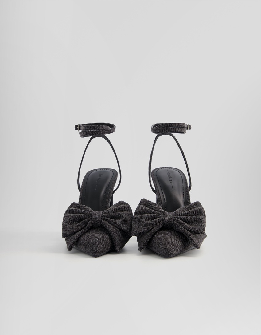 Sapatos de salto alto com tira no tornozelo em jeans e laço.