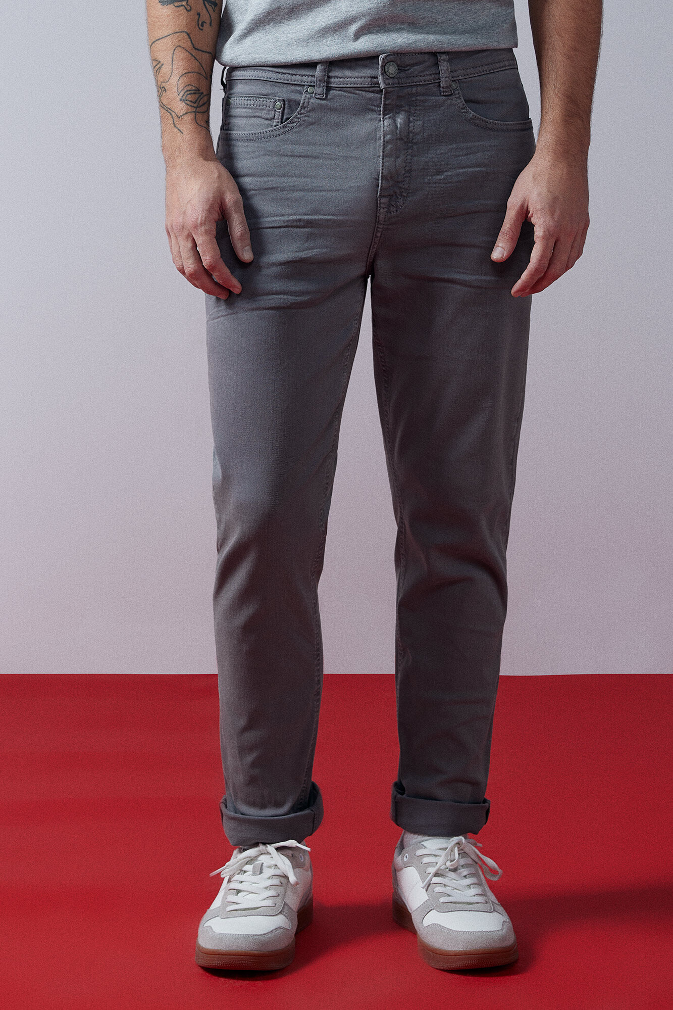 Calça slim com 5 bolsos, cor cinza escuro.
