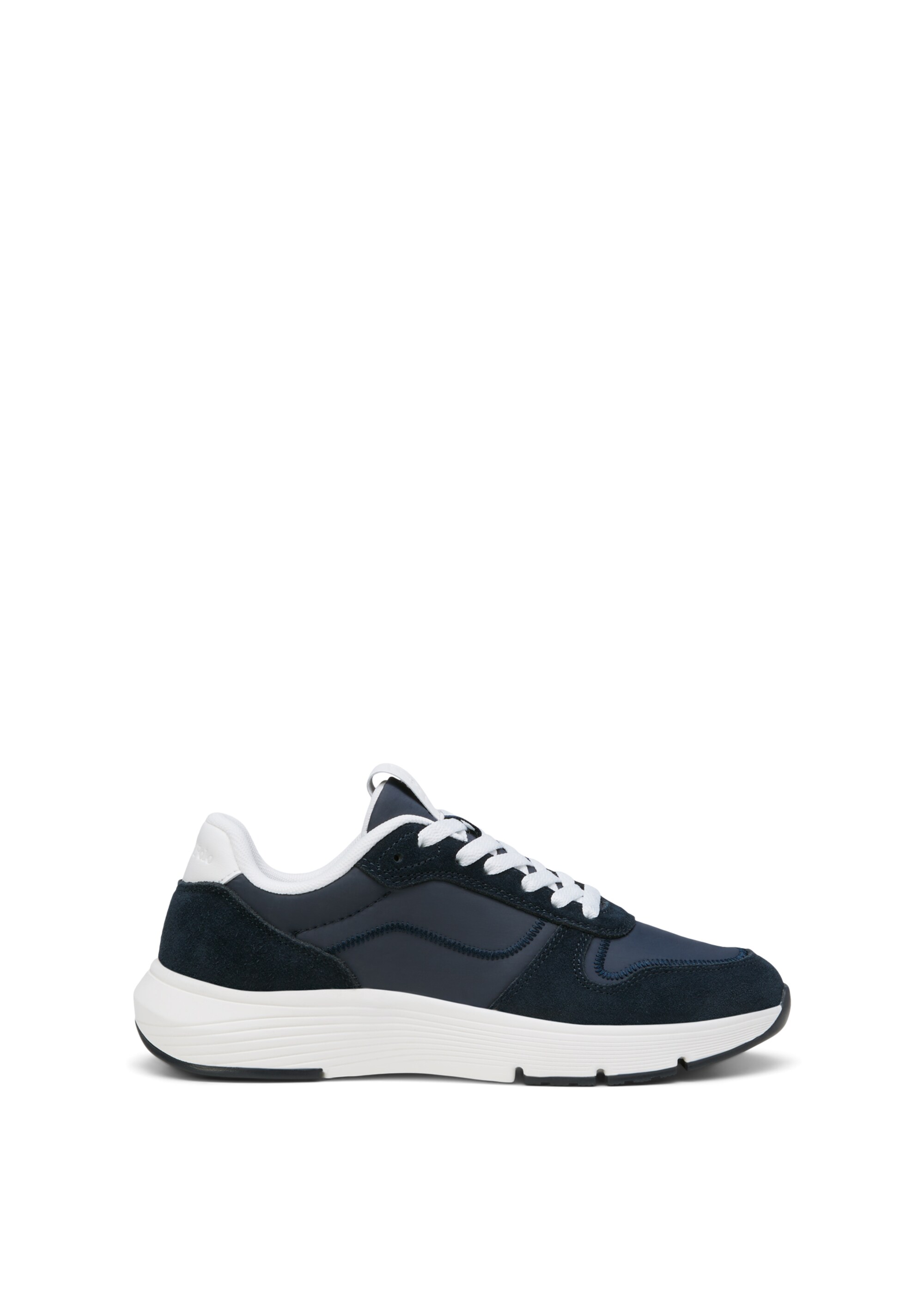 Sneaker aus spannendem Material-Mix