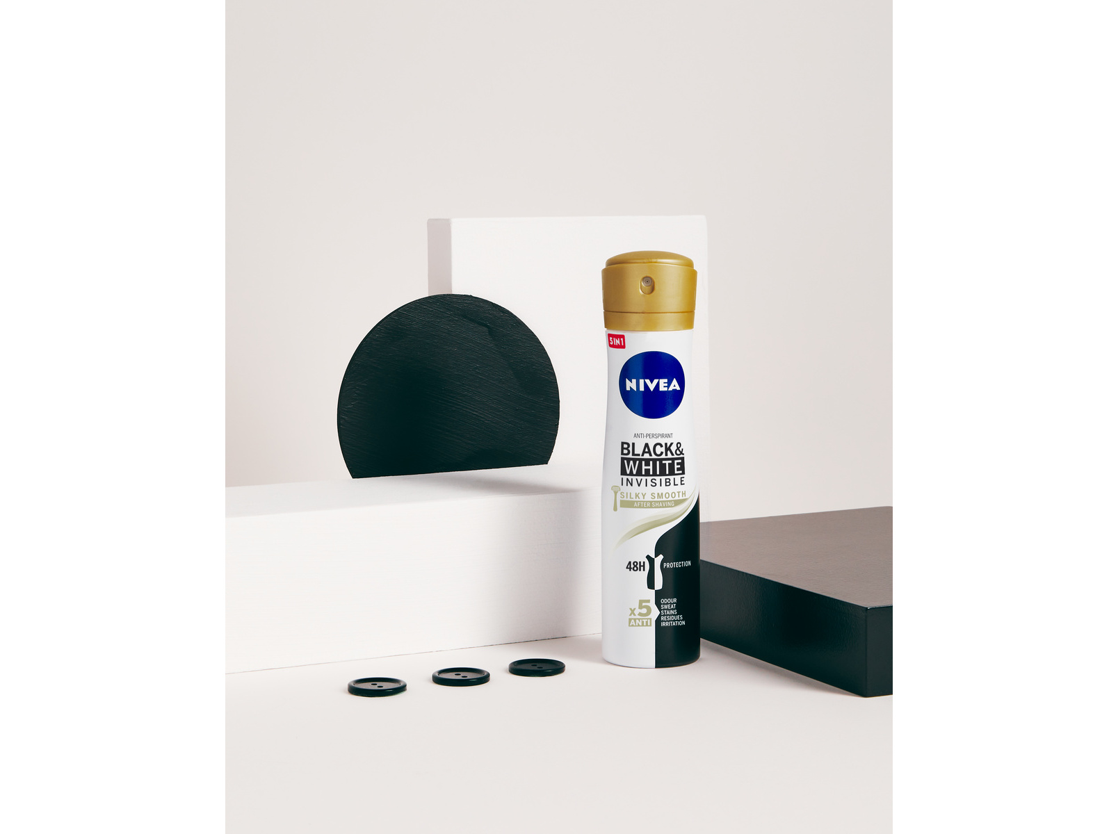 Desodorizante Spray Invisible for Black & White Silky Smooth NIVEA 150 ml