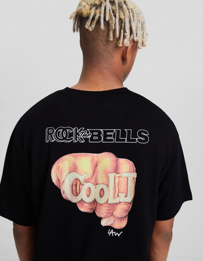 Camiseta de manga curta com estampa Rock The Bells e modelagem quadrada.
