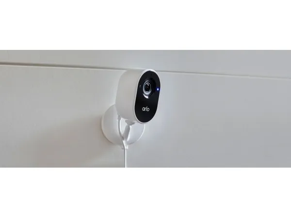 Arlo Essential - Netværksovervågningskamera - indendørs - farve (Dag/nat) - 2 MP - 1920 x 1080 - audio - trådløs - WiFi - H.264 - DC 5 V