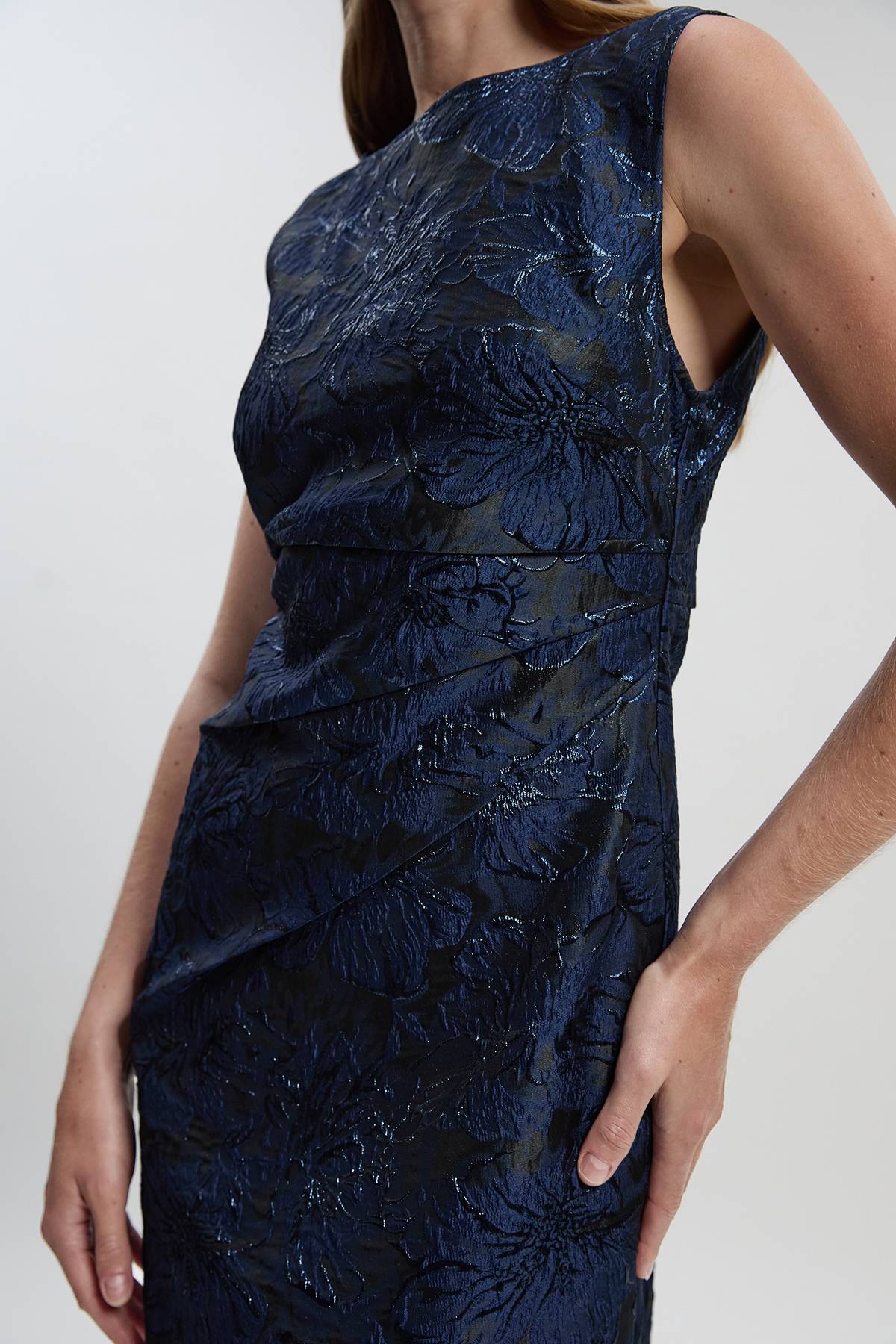 KarenMillen Robe Crayon Asymétrique en Jacquard Texturé à Motifs Floraux Petite Taille