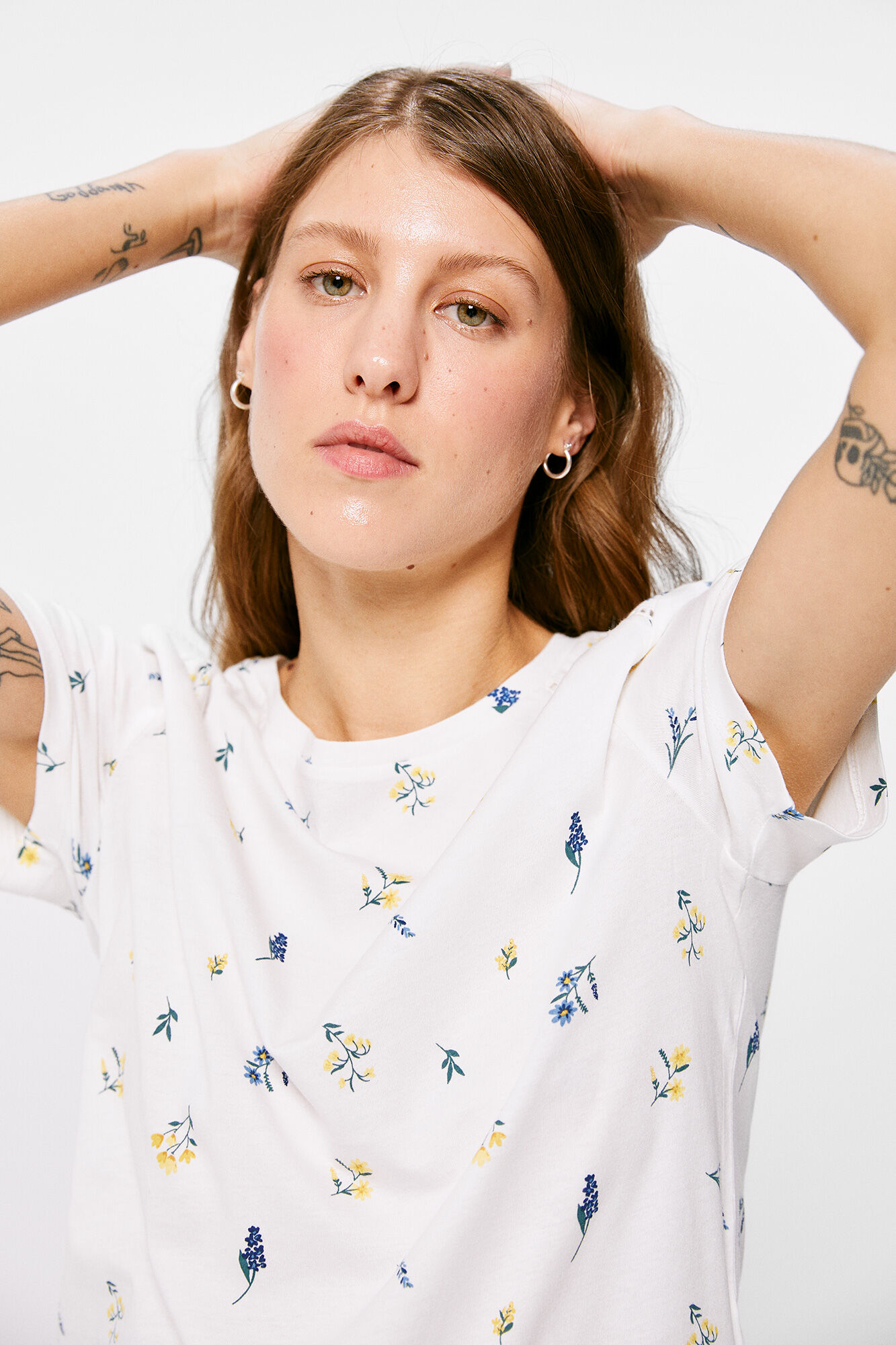 Camiseta ombro a ombro com estampa de renda - Marrom