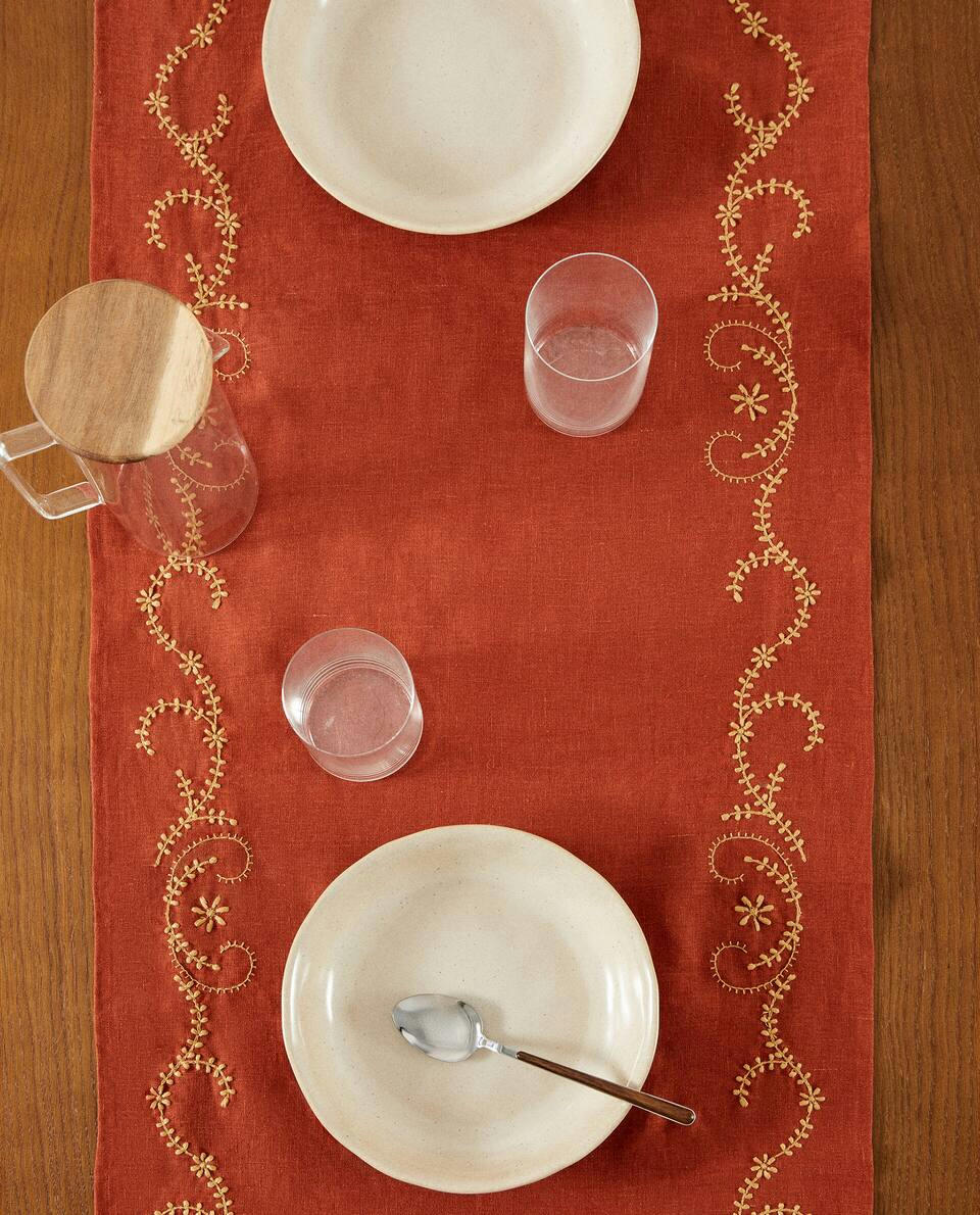 CAMINHO DE MESA DE LINHO BORDADO