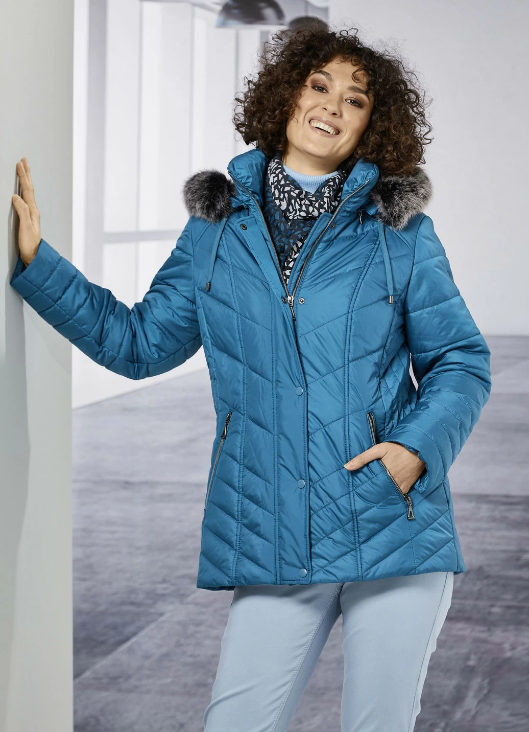 Jacke mit abnehmbarer Kapuze
