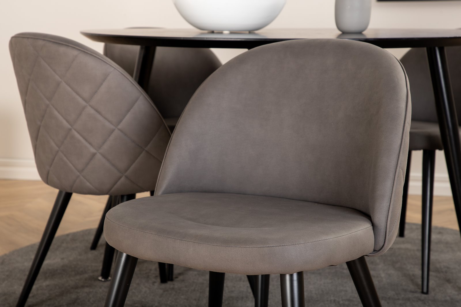 Dipp og Velvet Spisegruppe Dipp rundt spisebord ø115cm i sort finér med 4 stk. Velvet spisestoler i Grå og sorte ben.