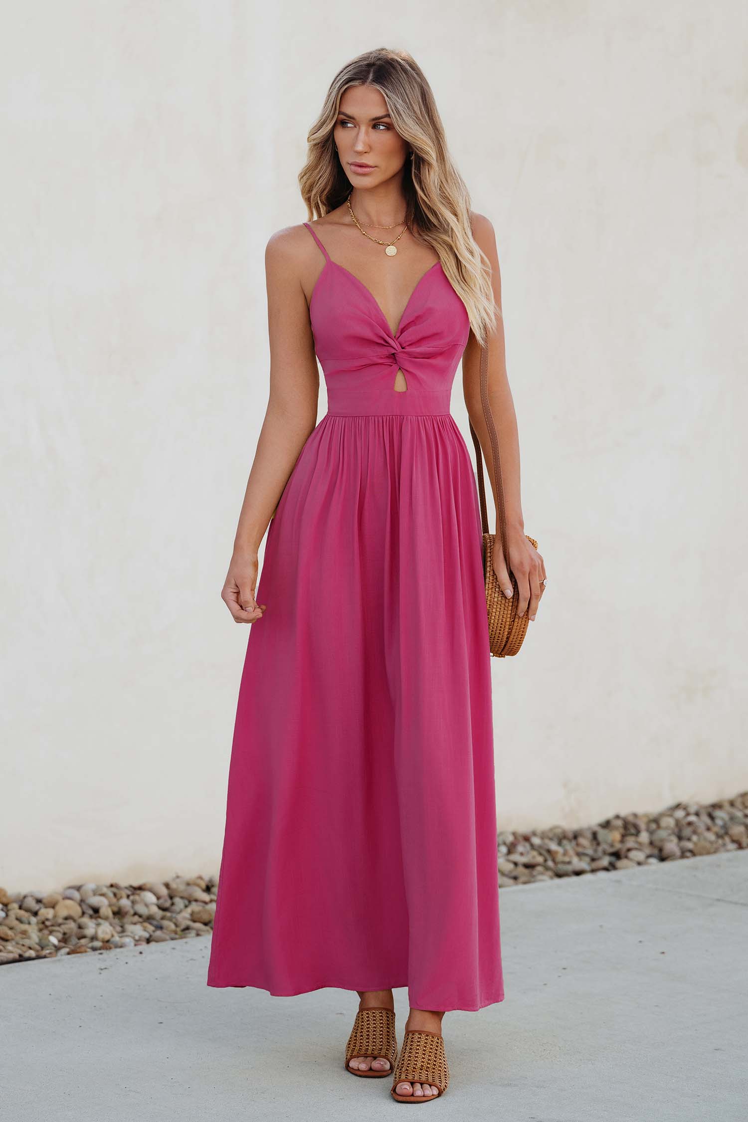 Robe maxi torsadée à col en cœur avec trou de serrure rose