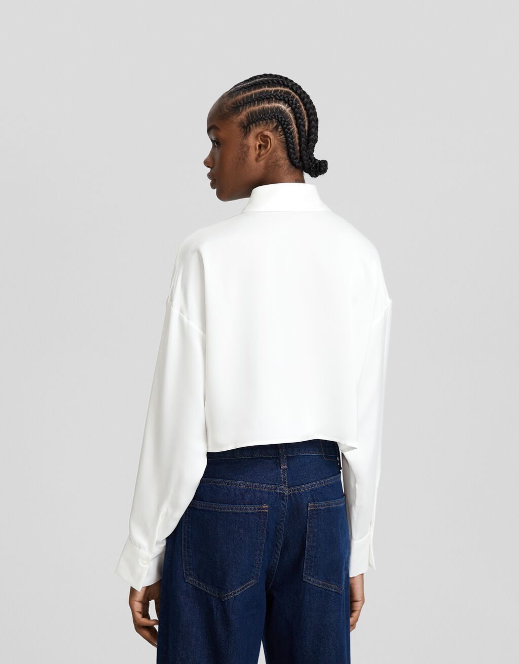 Camisa cropped de cetim com mangas compridas