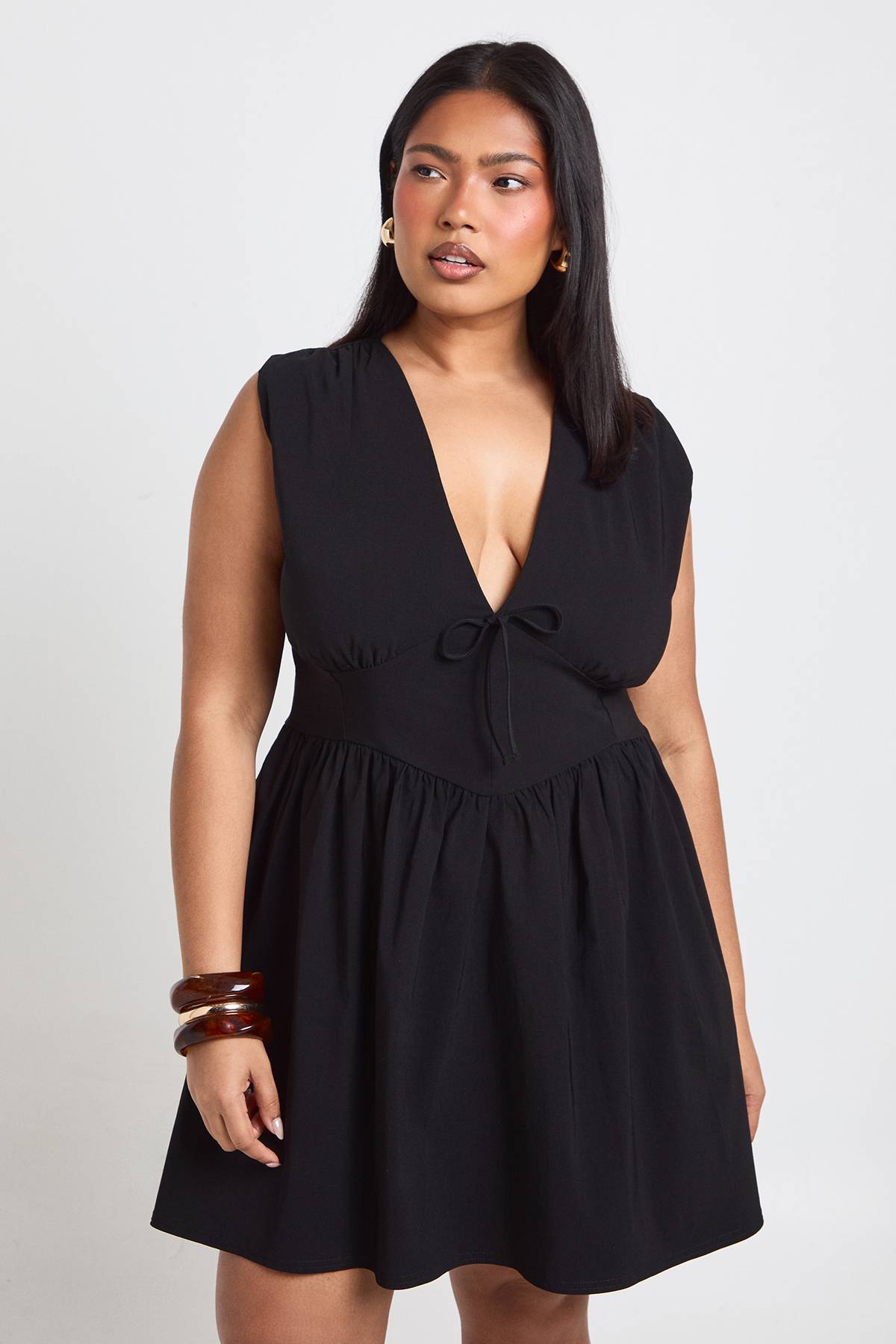 boohoo Robe Patineuse Grande Taille À Décolleté Plongeant En Bengaline