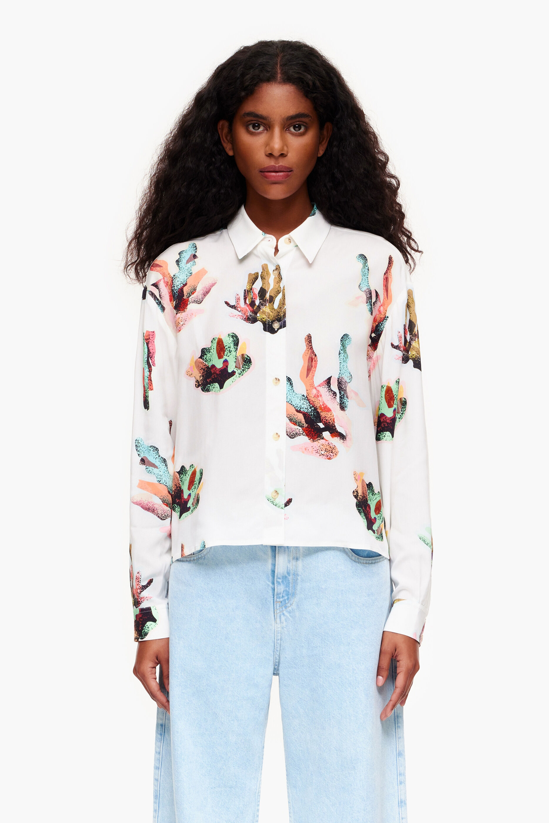 Camisa com estampa coral e marfim