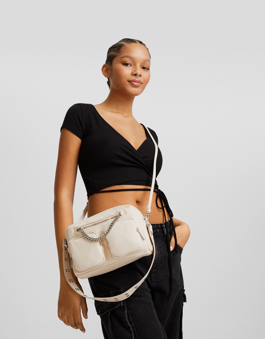 Bolsa transversal multifuncional com corrente e bolsos.