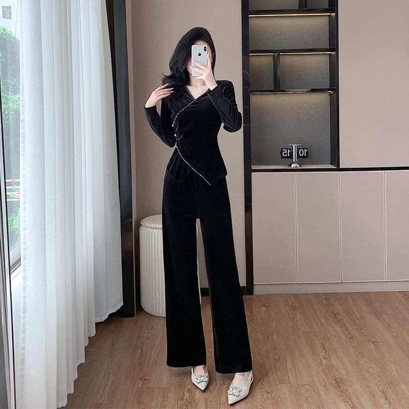 Yilda - Set: Asymmetrische fluwelen top met lange mouwen en V-hals + wijde broek met hoge taille