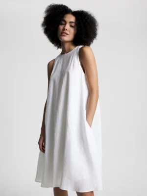 Vestido de linho com corte evasê e modelagem solta