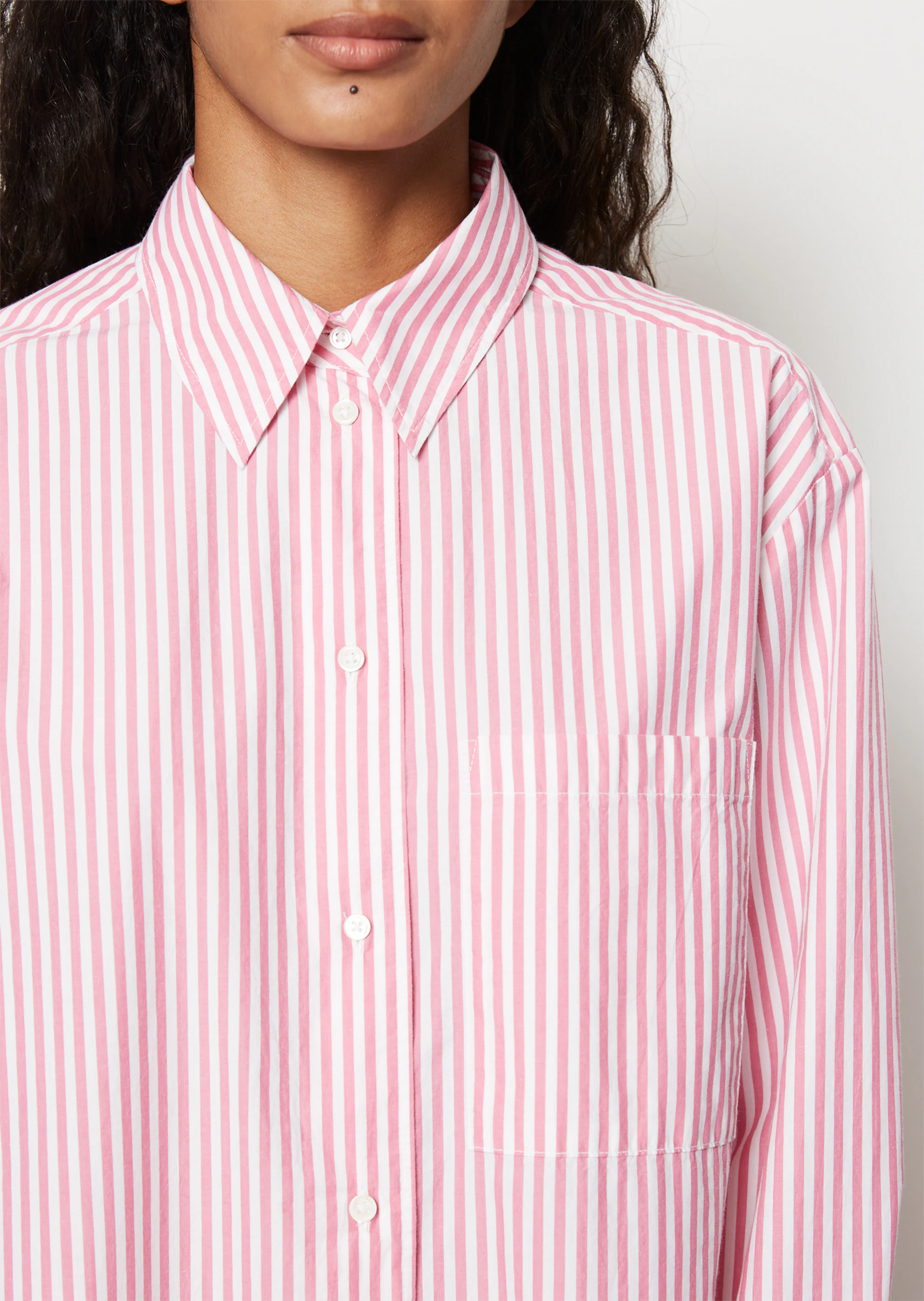 Streifen-Bluseim Boyfriend-Stil