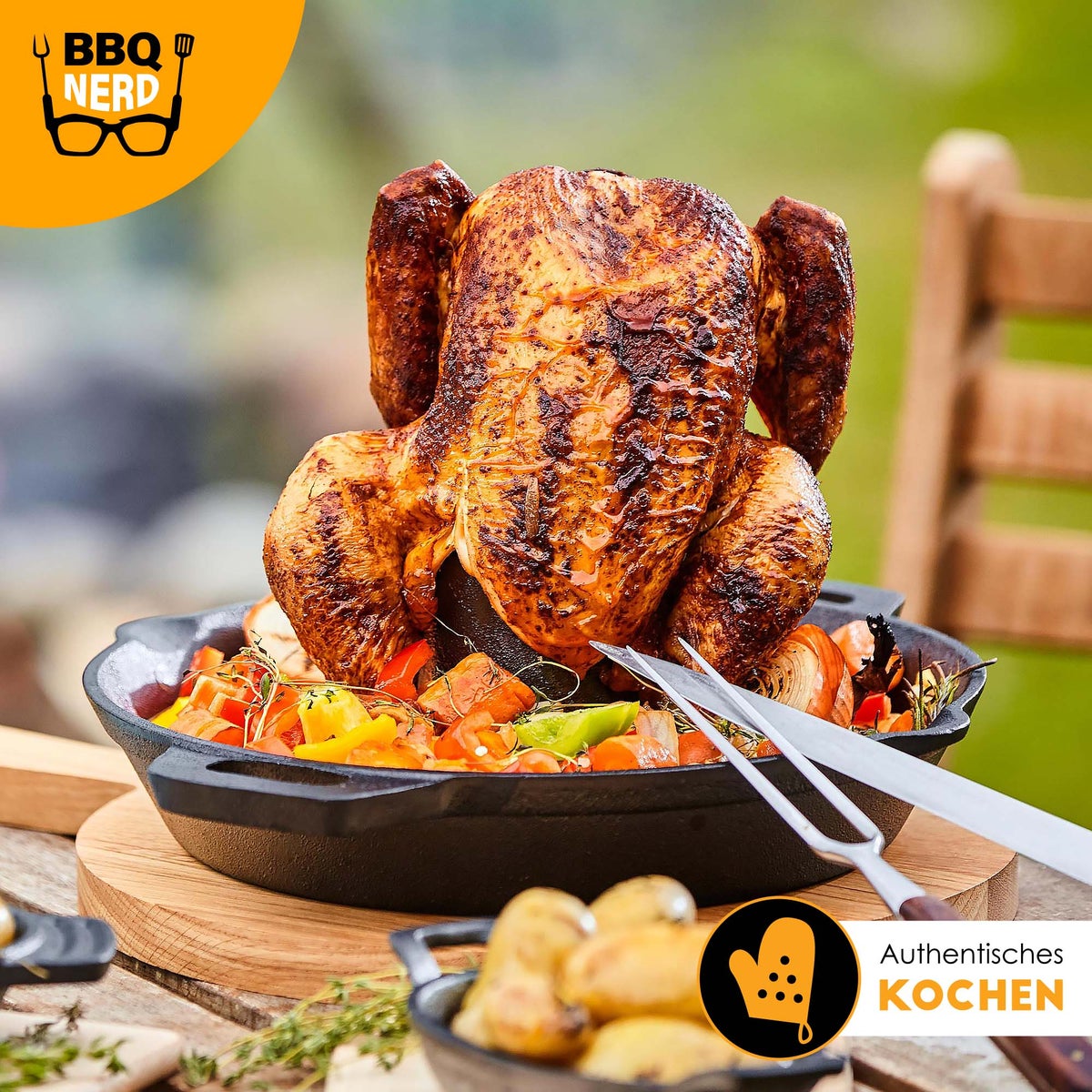 BBQ Nerd gietijzeren kippenbraadpan - Kippenhouder voor grill en oven | Kippenhouder van gietijzer Ø 28 cm voor vetvrij koken | Rustieke kippenbraadpan met lekbak