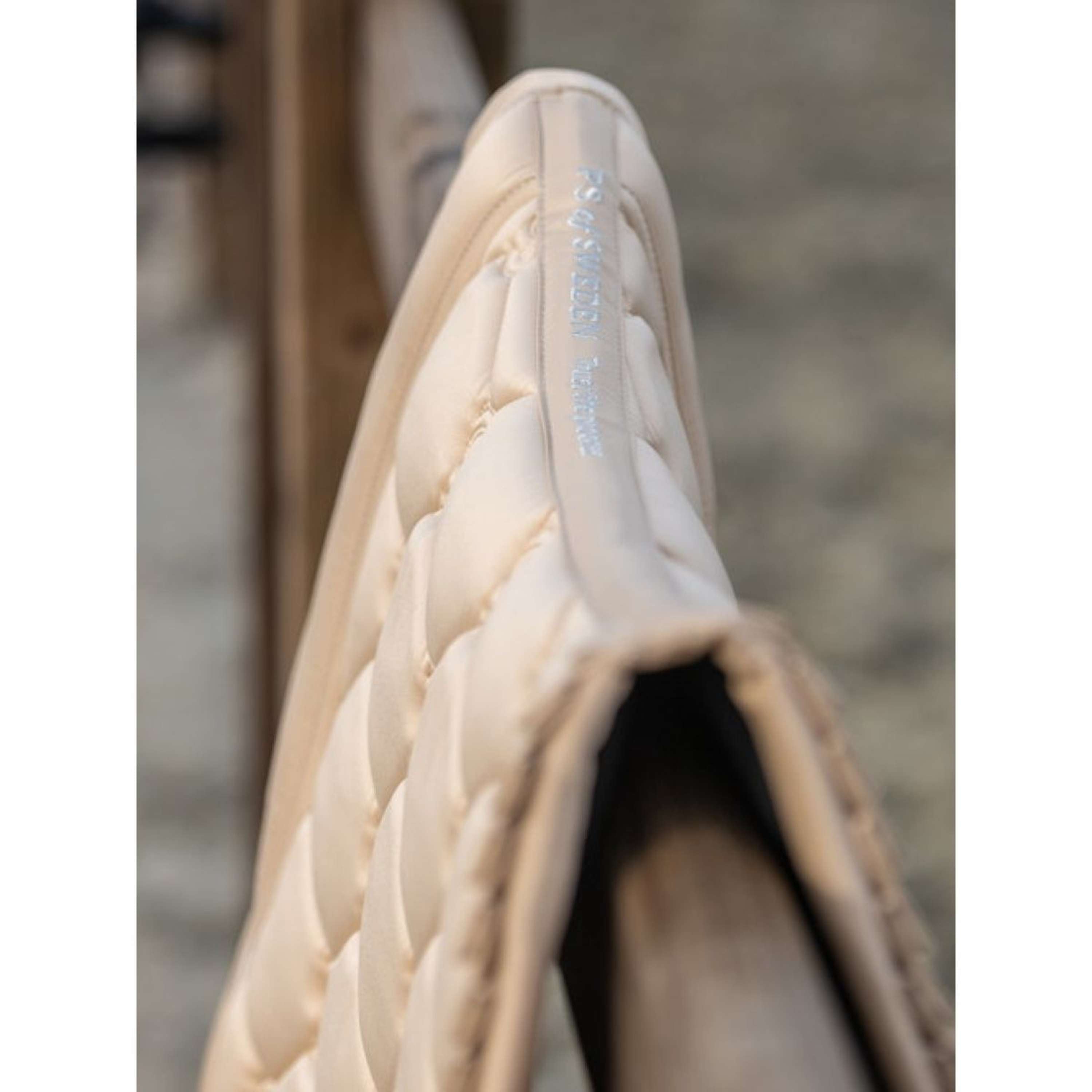 PS of Sweden Zadeldekje Ruffle Dressuur Light Sand