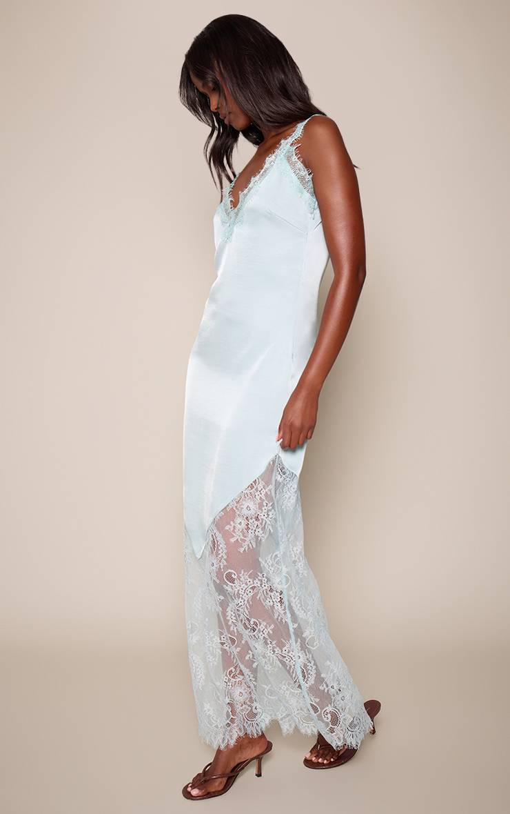 Bleu Pâle Robe Longue Fluide En Satin À Décolleté Plongeant Et Finitions En Dentelle