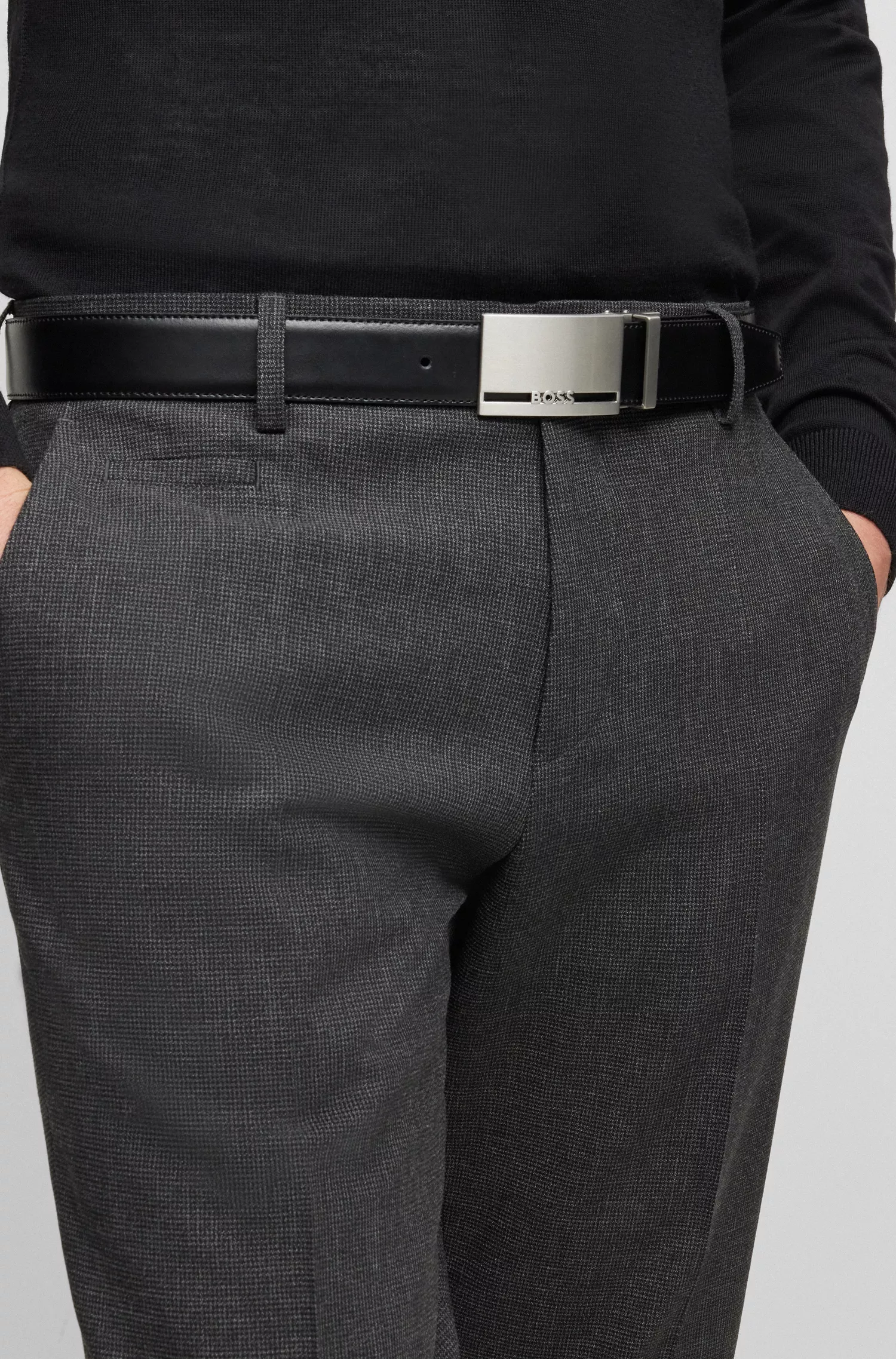 Cinto reversível BOSS em couro italiano preto com passador de cinto personalizado.