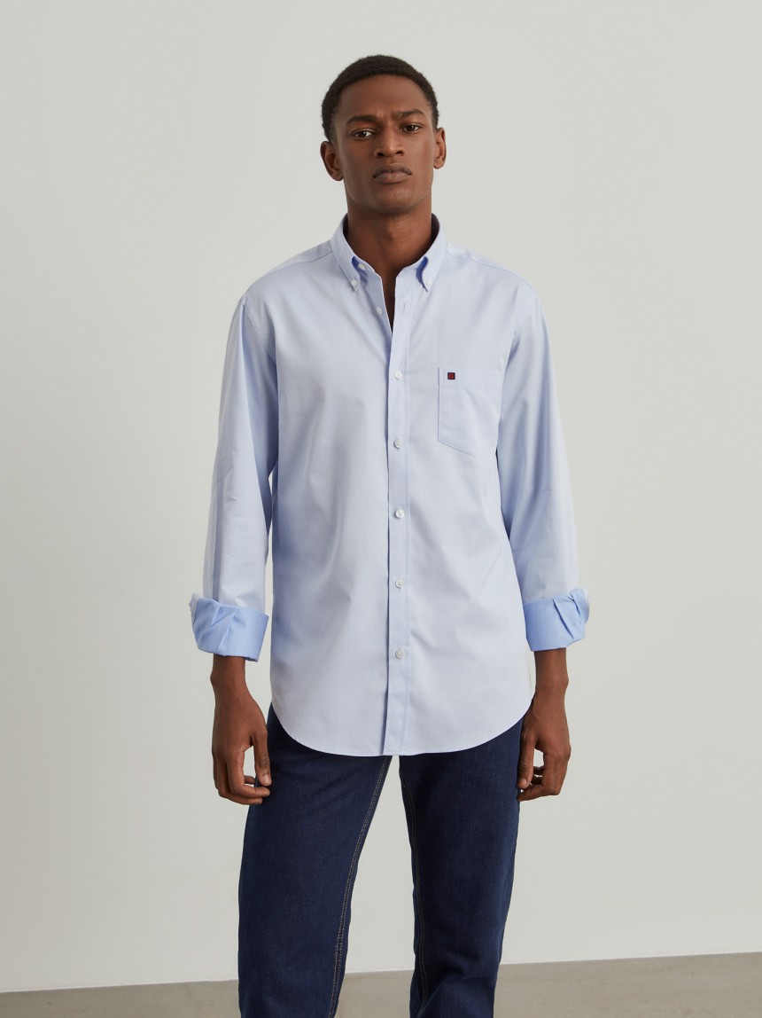 Camisa regular fit de algodão em cor lisa