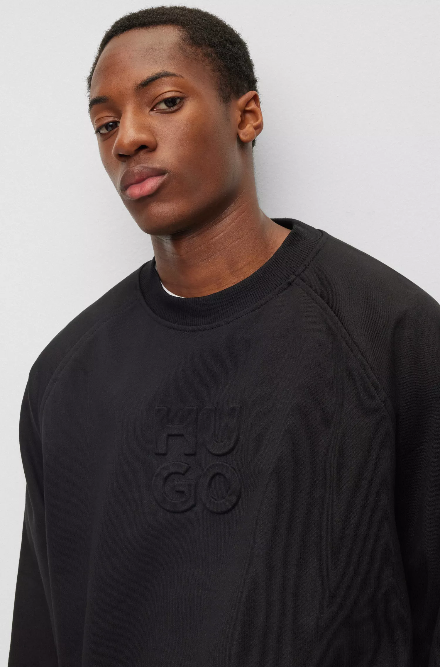 Moletom HUGO vermelho com logo em relevo, em algodão felpudo francês.