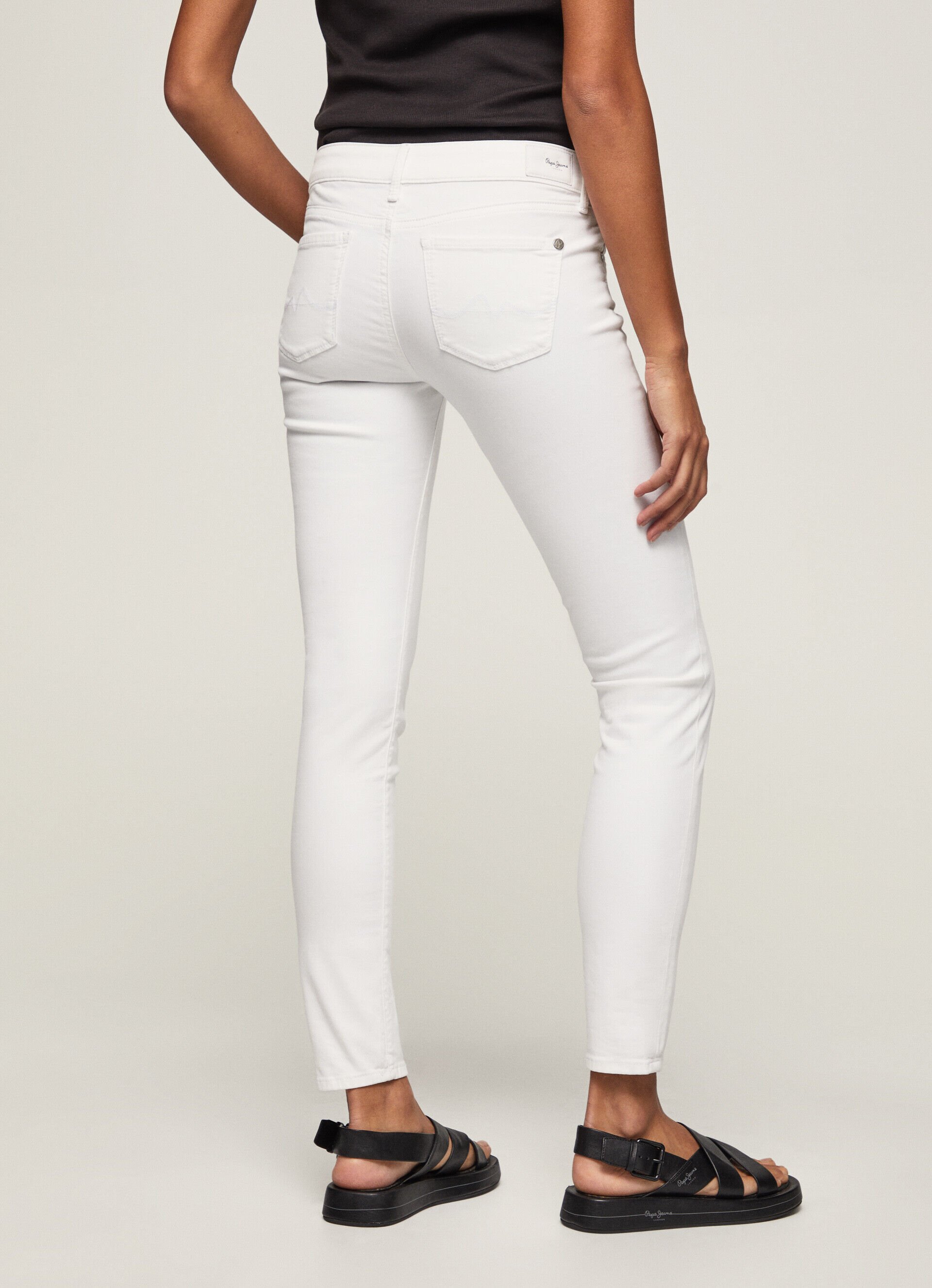 Calça skinny fit com 5 bolsos - branca