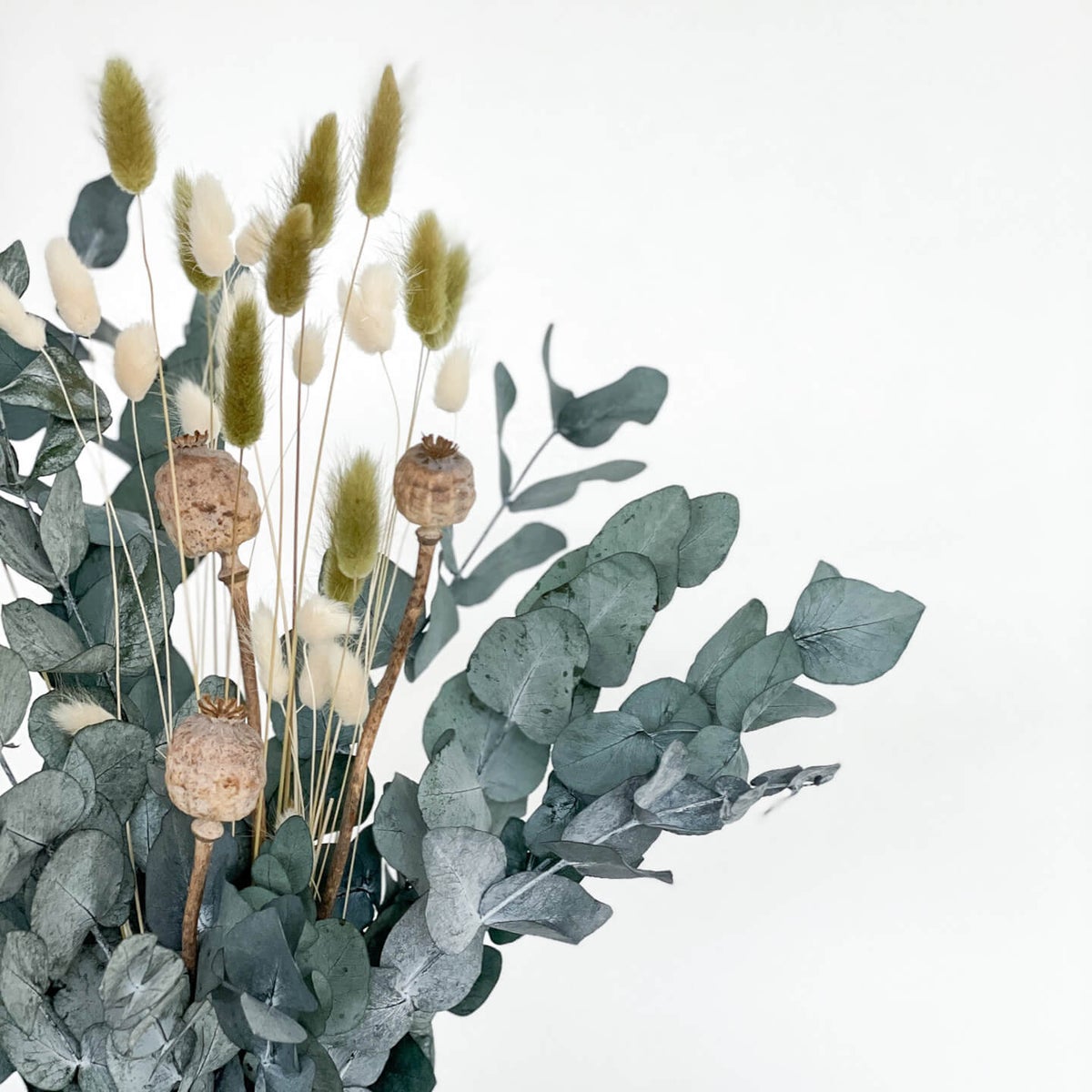 Droogbloemenboeket met eucalyptus en groenblijvende planten