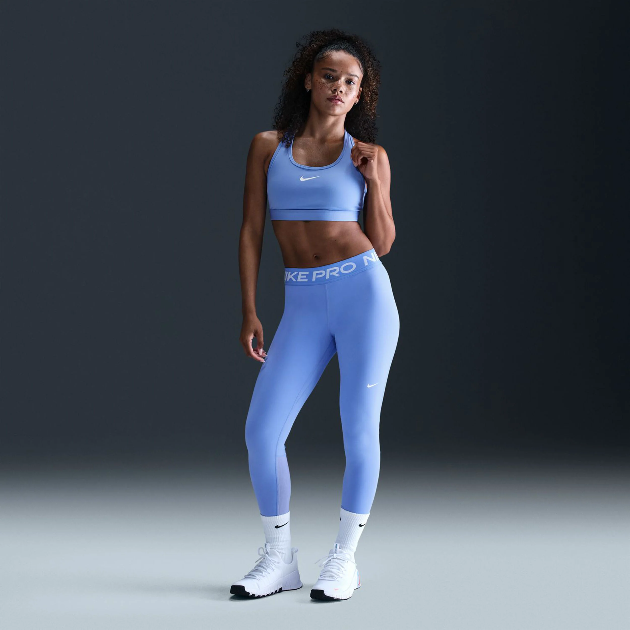 Nike Swoosh Medium Support Soutien-gorge Sport Femmes - Bleu Clair , Blanc