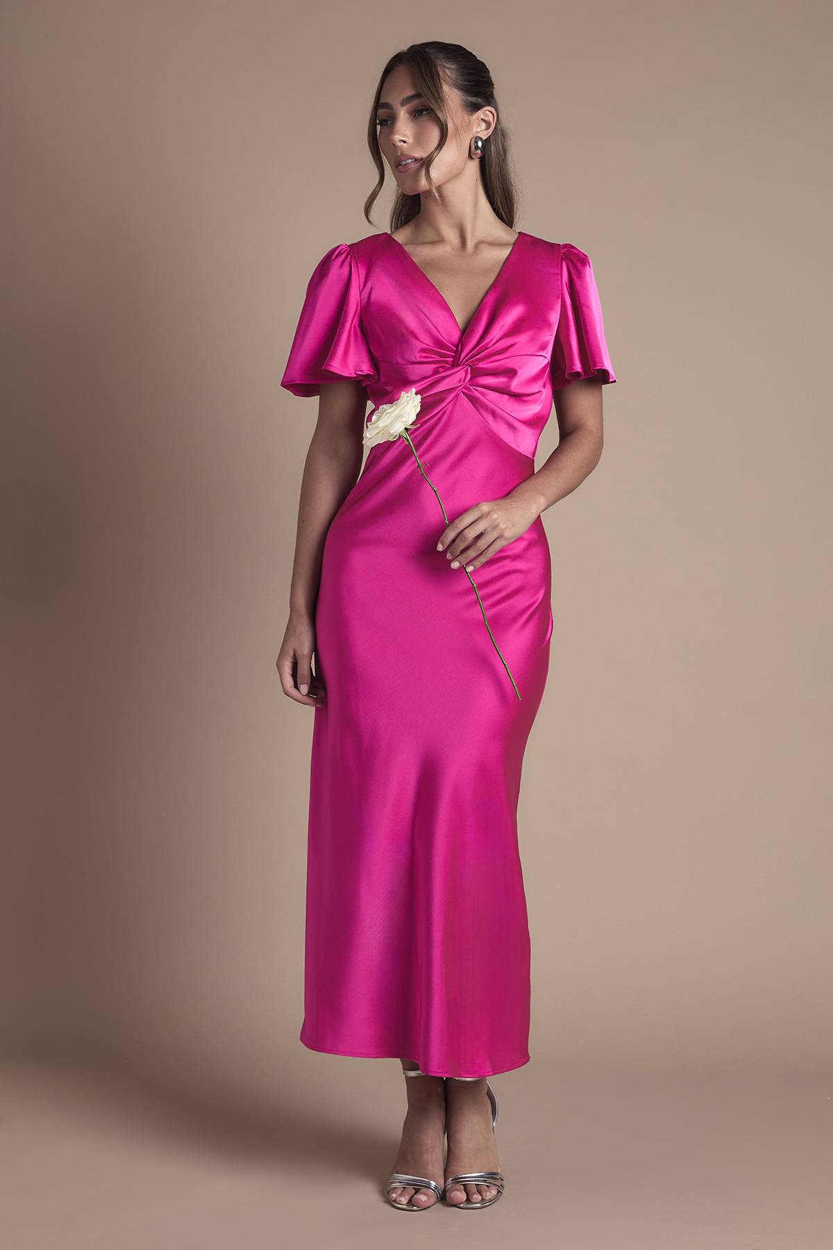 Oasis Robe de Demoiselle d'Honneur Mi-Longue en Satin à Manches Évasées et Détail Torsadé Devant