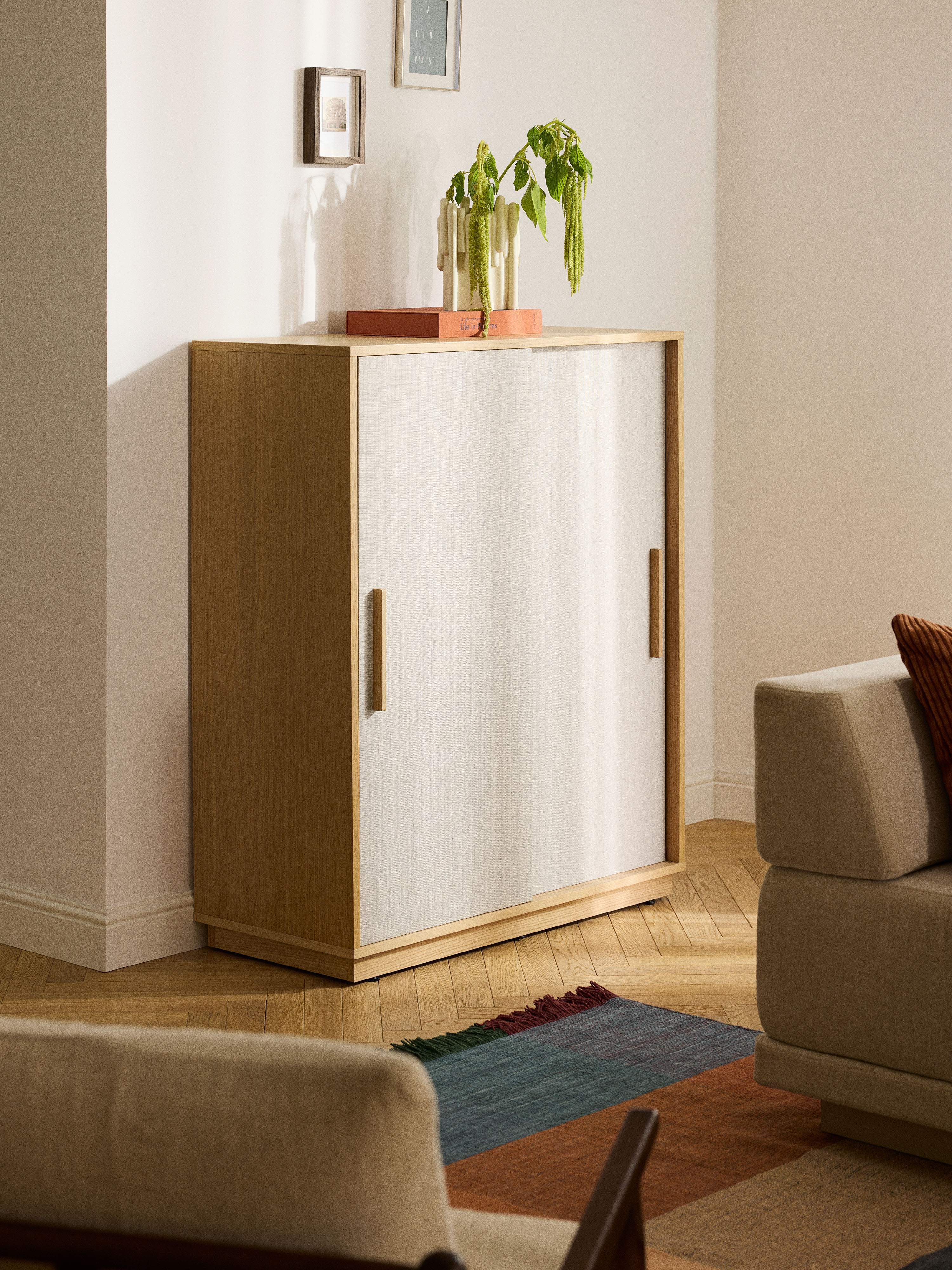 Houten dressoir Wisp met gestoffeerde voorkant