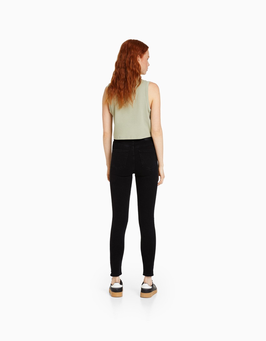 Calça jeans skinny de cintura super alta e rasgada