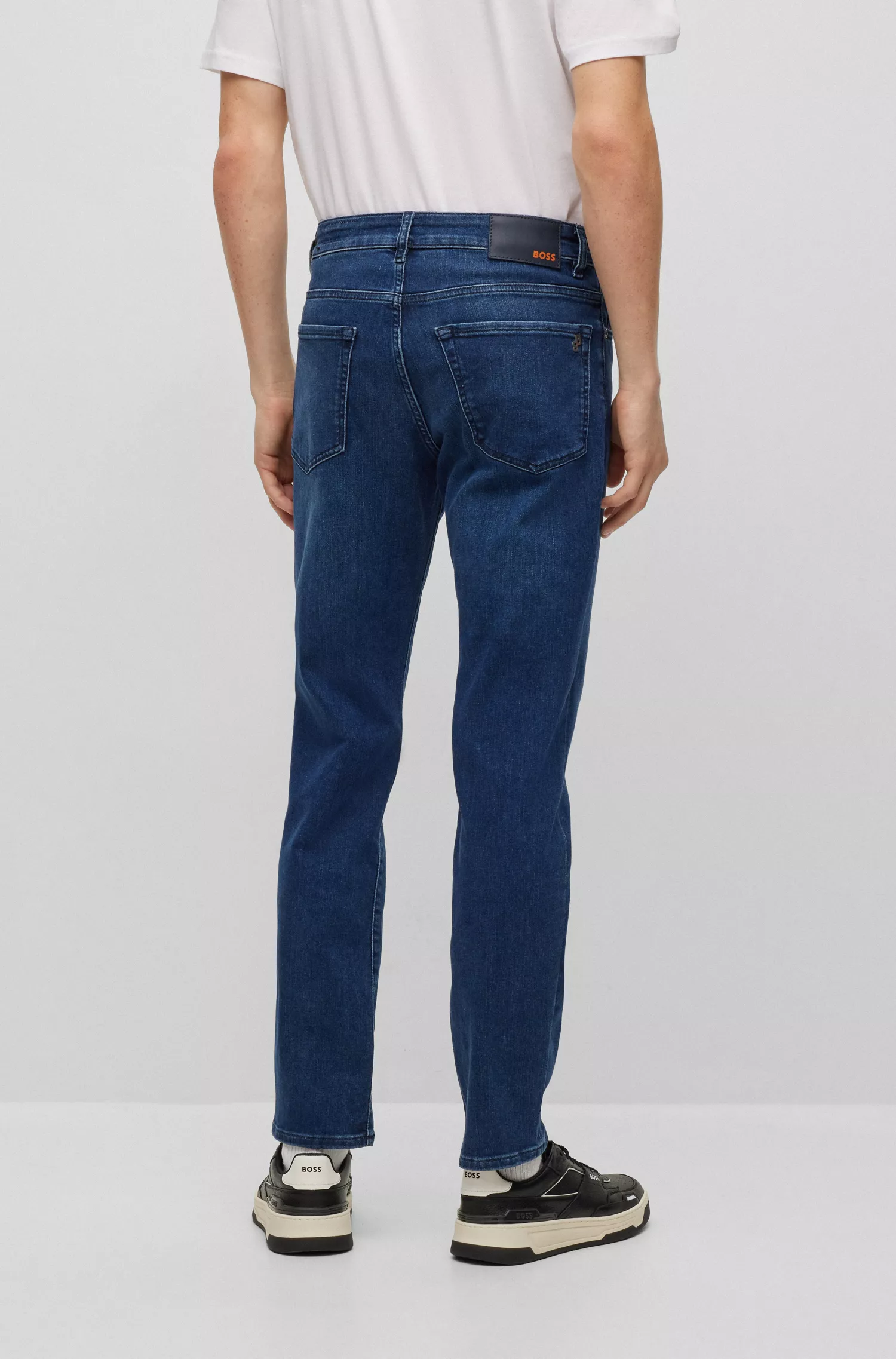 Calça jeans BOSS laranja, corte regular, em denim superelástico azul médio.