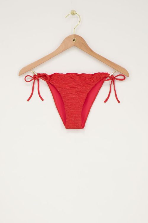 Rood bikini broekje met bloemetjes structuur