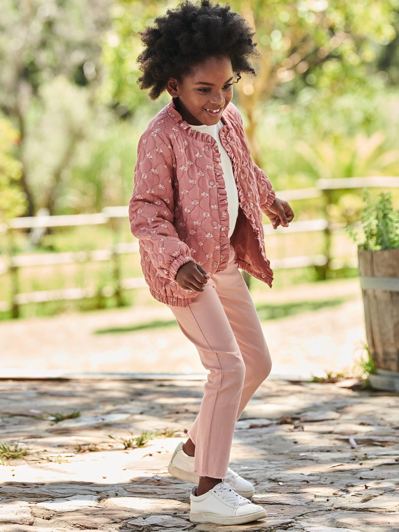 Jaqueta acolchoada com estampa floral para meninas, cor terracota.