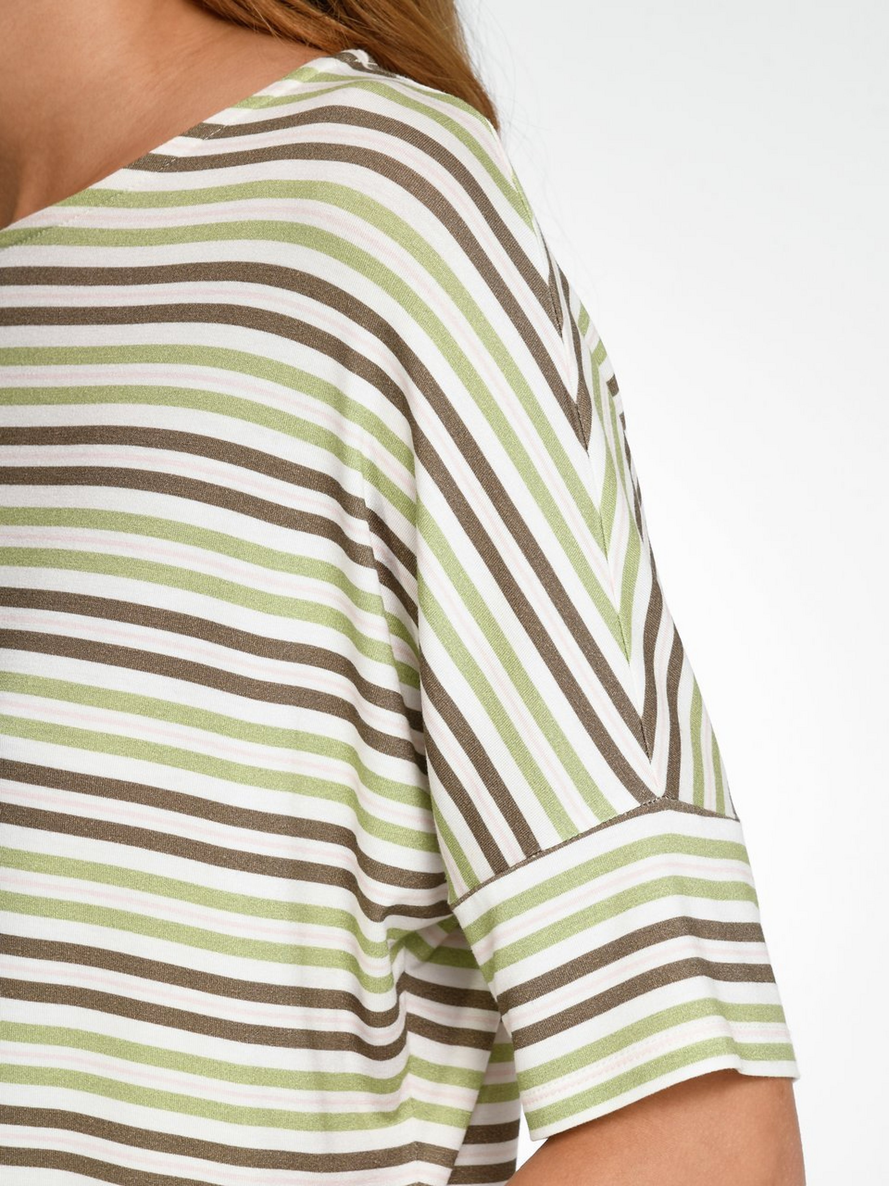 Rundhals-Shirt mit überschnittener Schulter