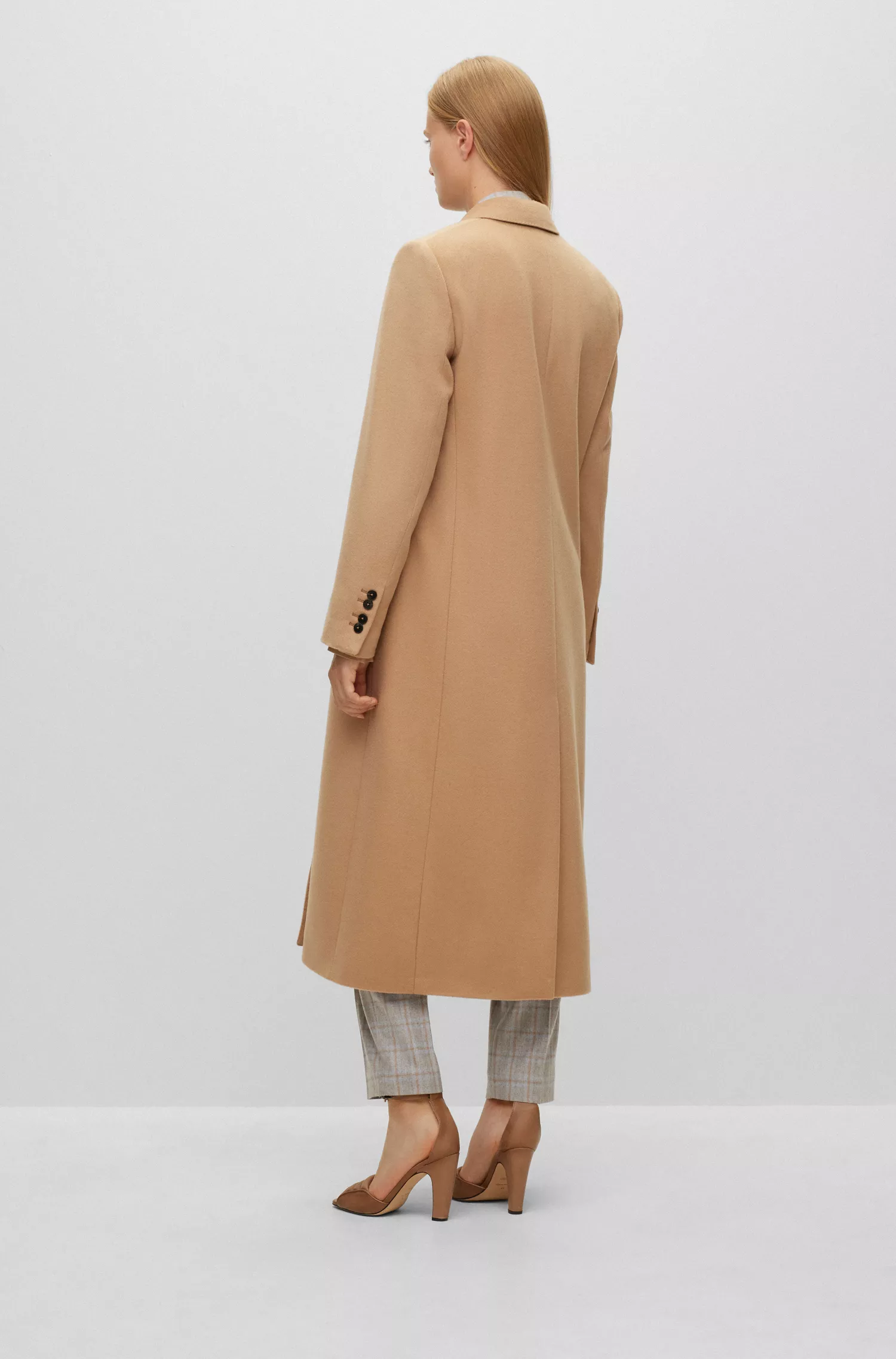 Casaco BOSS Camel de corte relaxado com abotoamento duplo em cashmere puro.