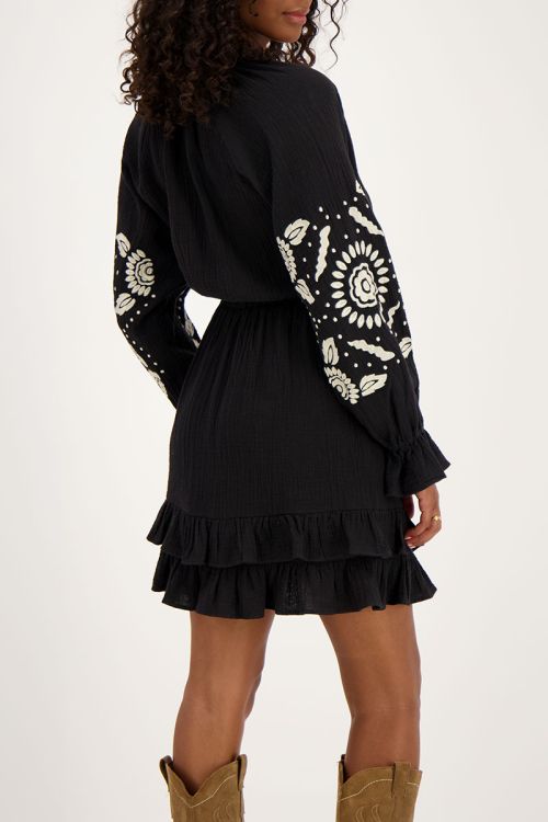 Zwarte mousseline jurk met witte embroidery