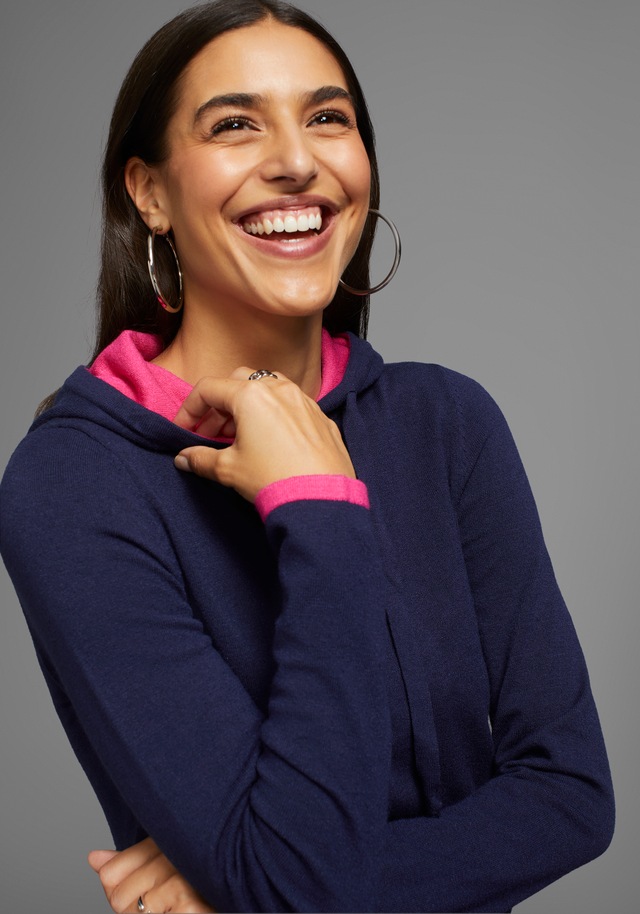 Laura Scott Strickkleid Ohne Taschen mit Kontrastfarbakzenten und Kapuze