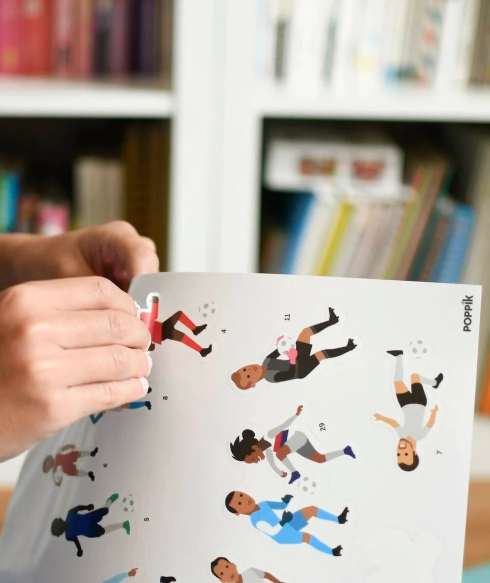 POPPIKPOSTER ÉDUCATIF AVEC 64 STICKERS UNIVERS FOOTBALL