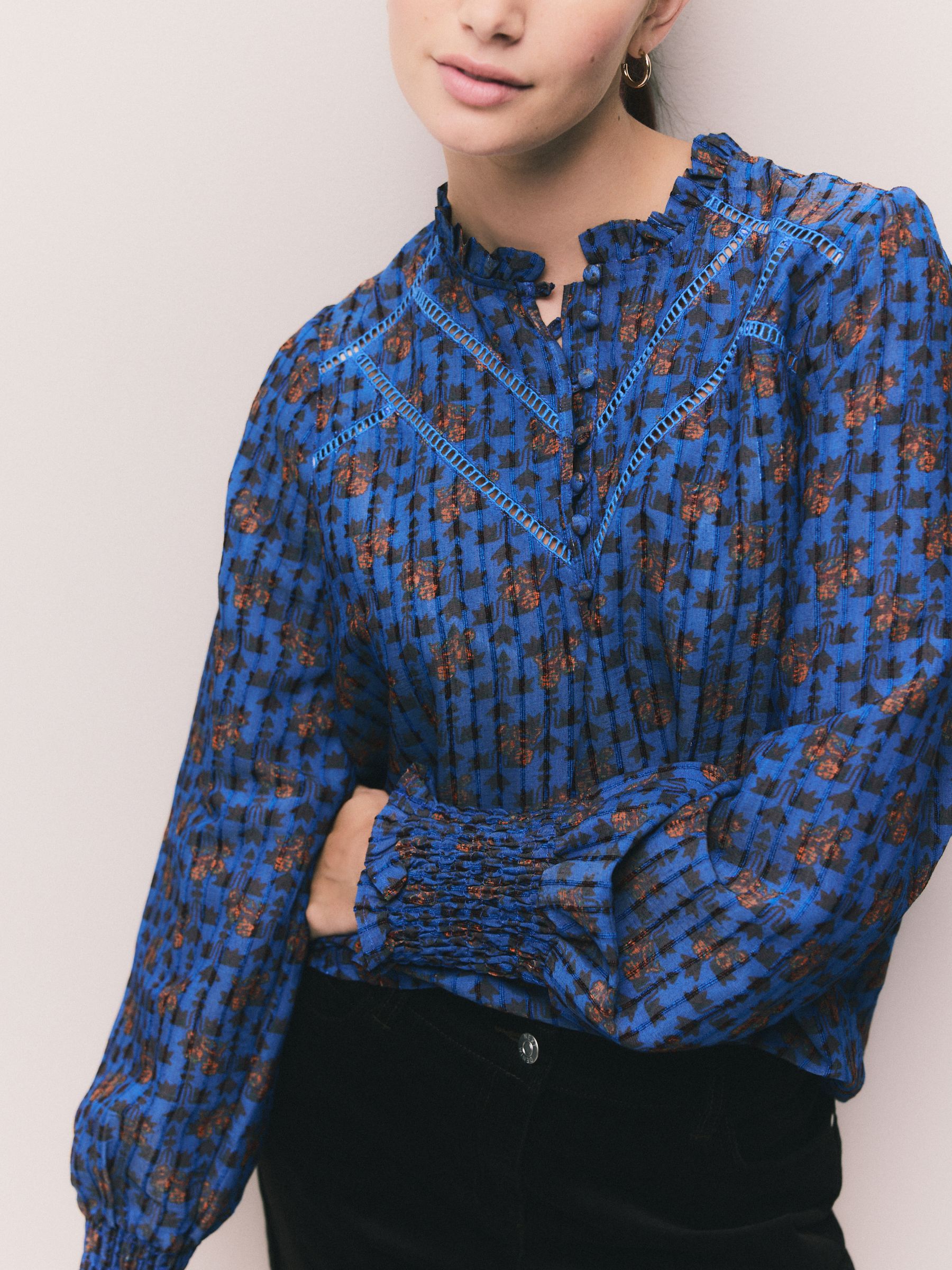 Zwart bloemenprint - Chenille blouse met ladderinzet en lange mouwen