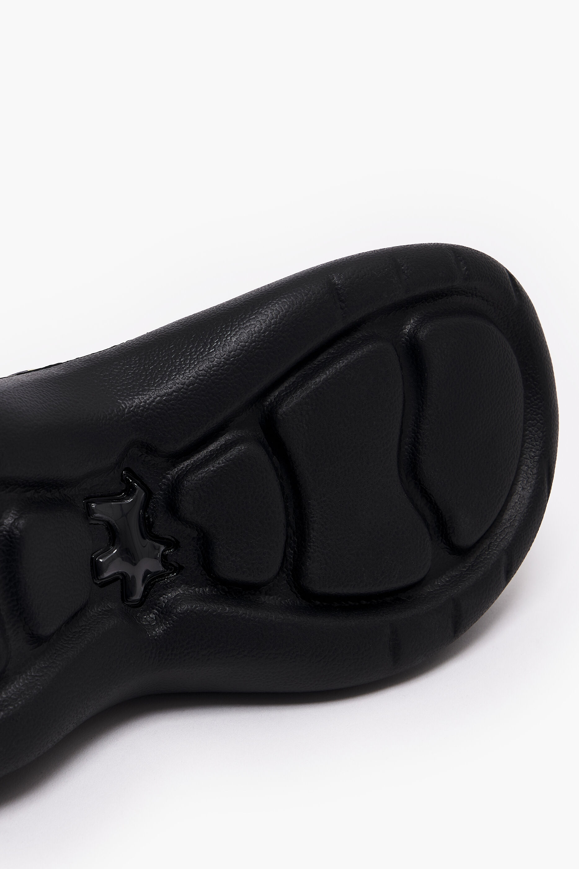 Chinelo plataforma com estampa de flores em acrílico preto
