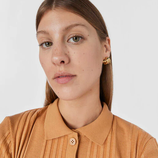 Piercing de nariz em aço com revestimento IP dourado e granada de São Tropez.