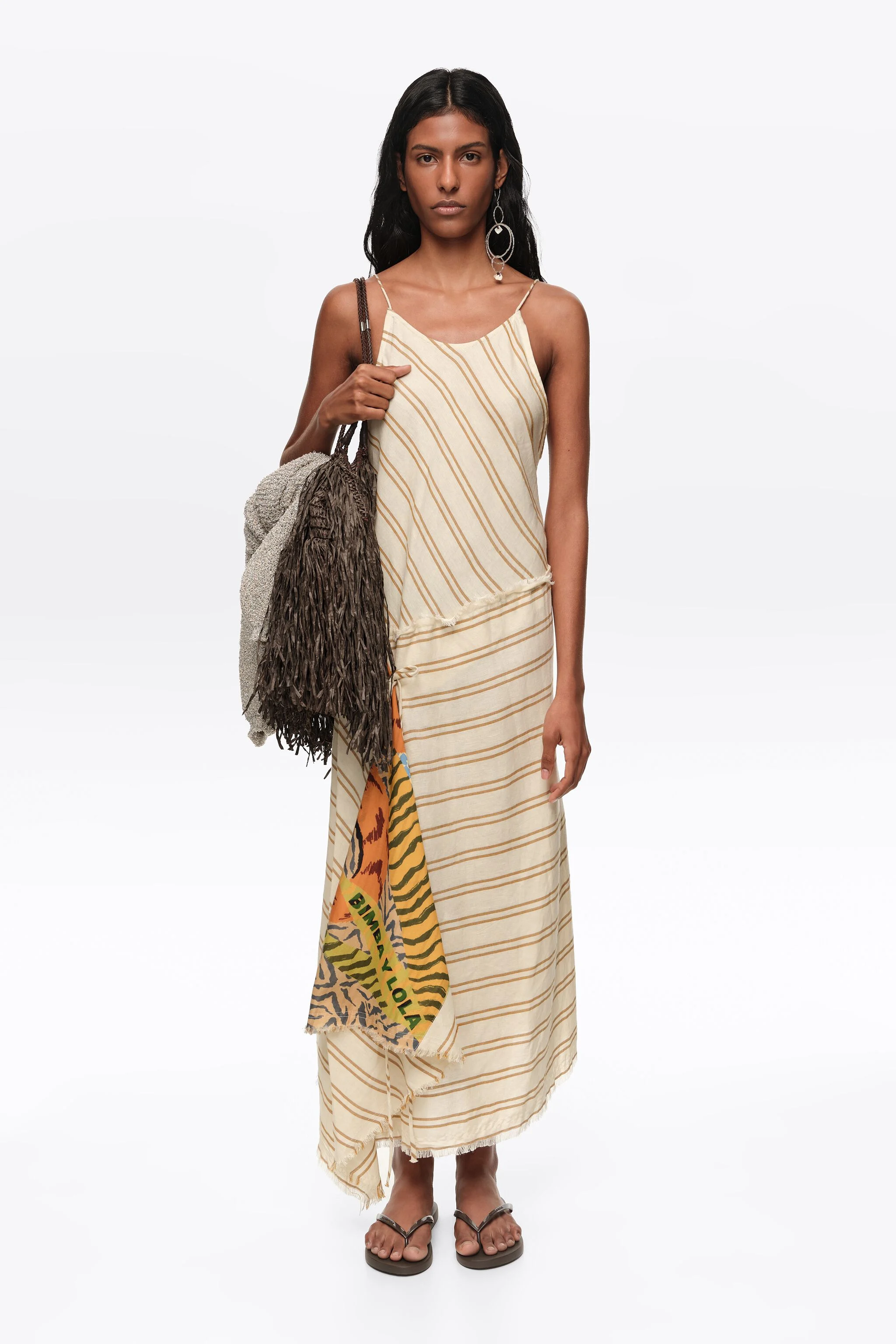 Vestido sarongue com forro estampado com listras cor areia.