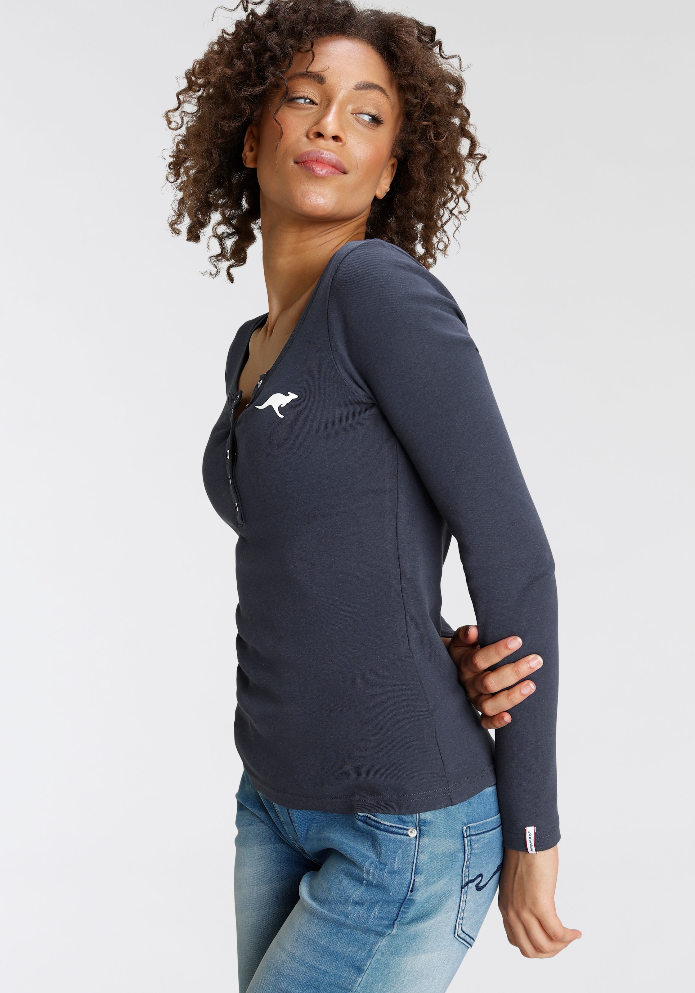 KangaROOS Langarmshirt , krempelbare Ärmel,  figurbetonter Schnitt,  mit Logodruck